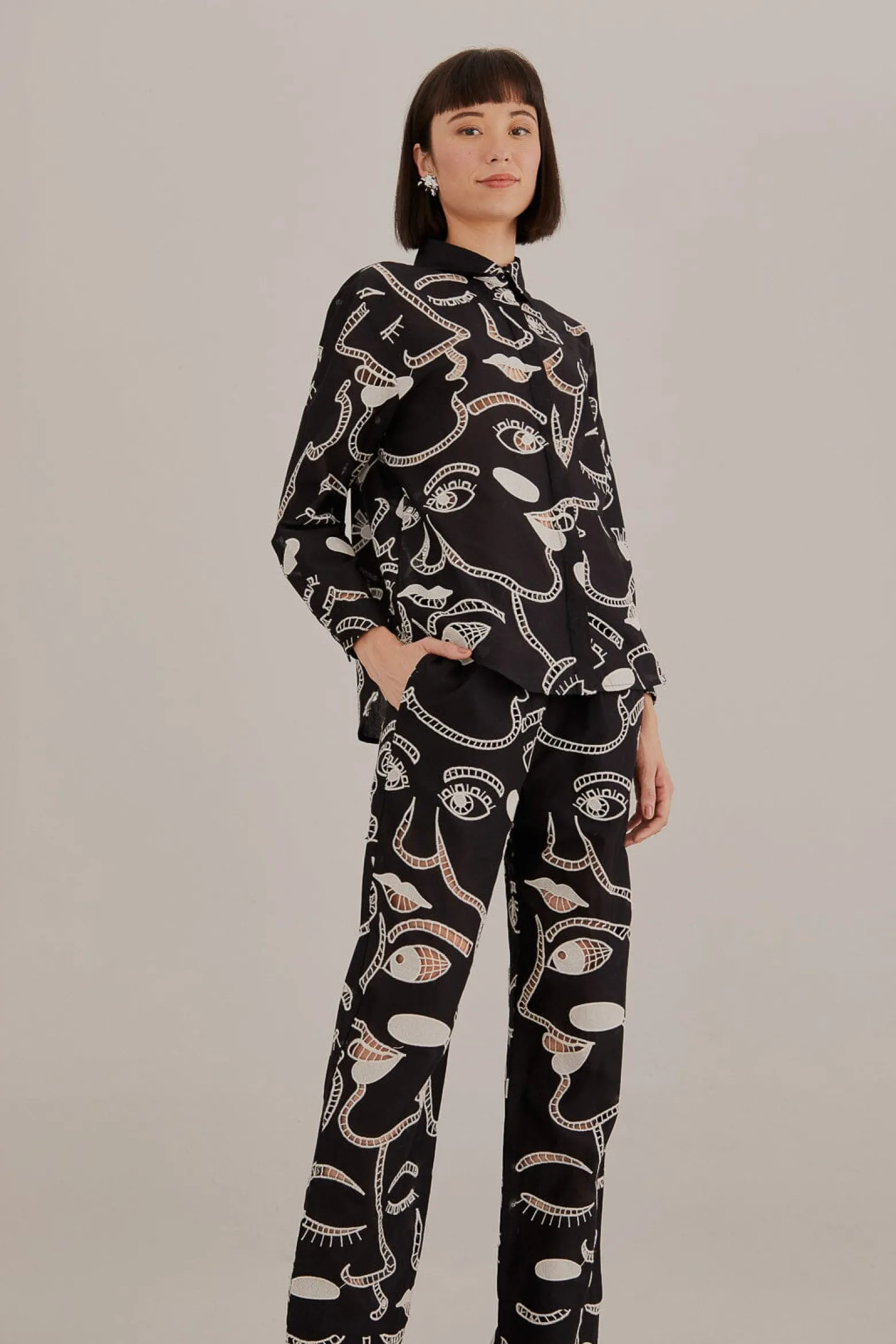 BLACK RICHELIEU FACES PANTS