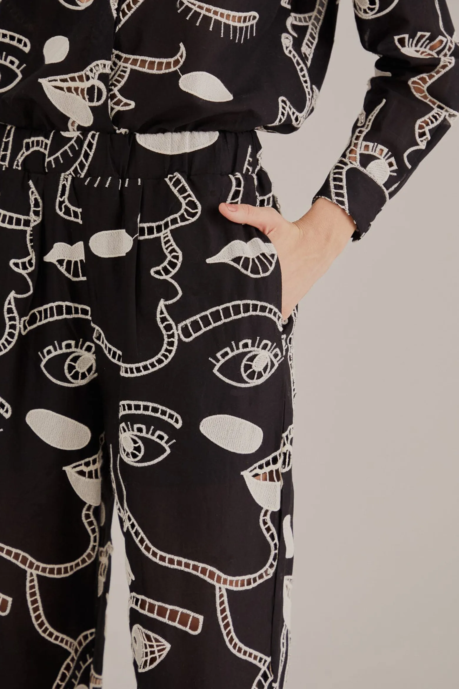 BLACK RICHELIEU FACES PANTS